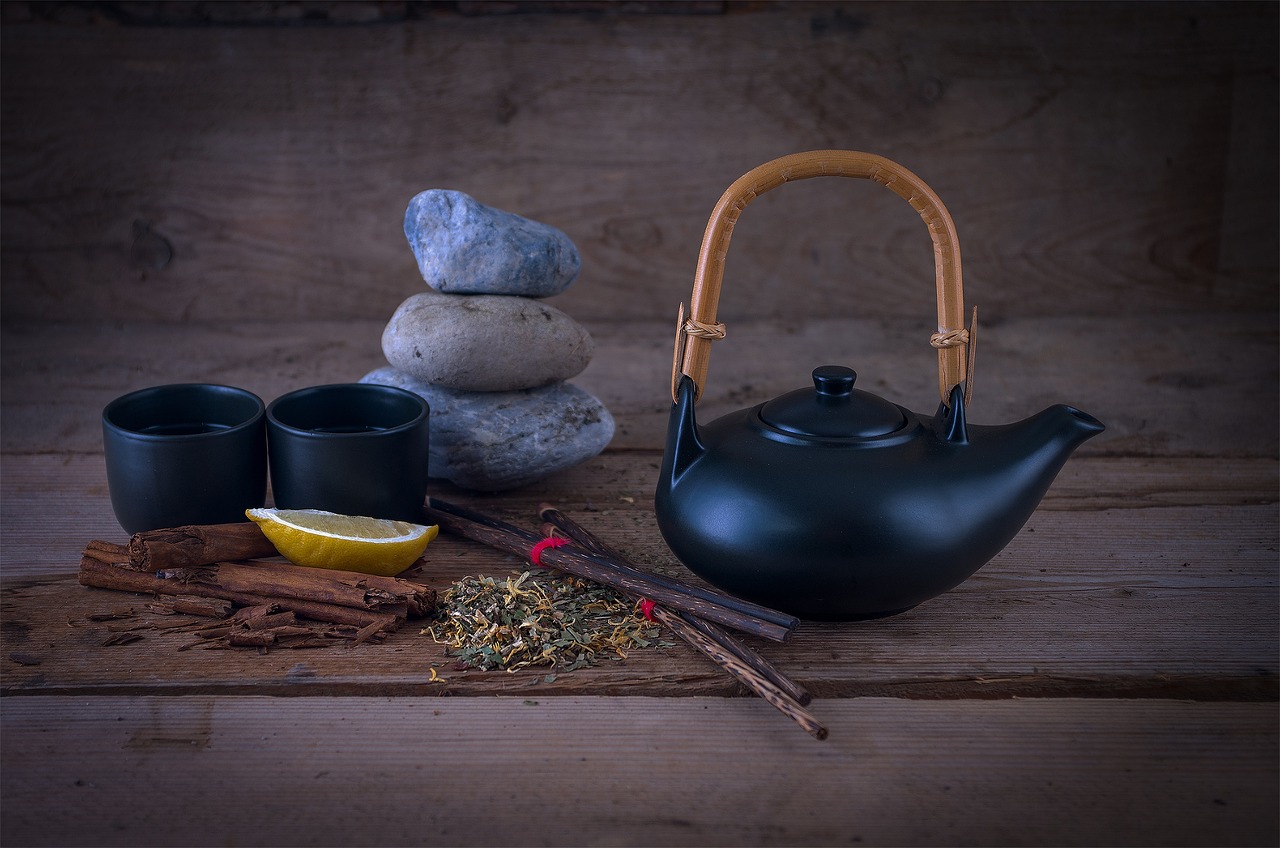 Tisana serale in una tazza, ingrediente per depurare il fegato grasso durante la notte.