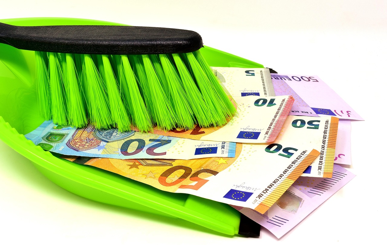 Grafico che mostra il calo del fatturato e strategie per migliorare le vendite.