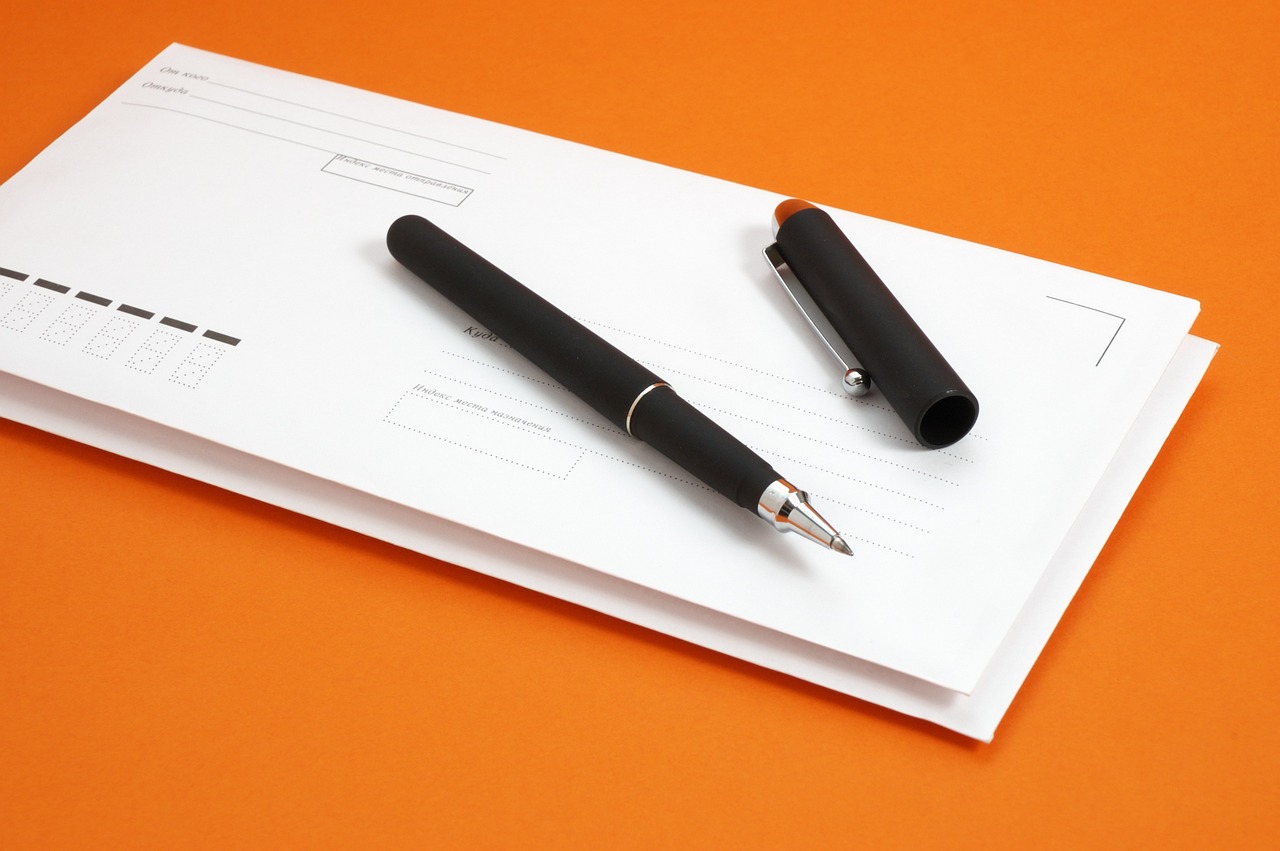 Schermata di bonifico bancario con stato 'ricevuto' e indicazione di sospensione.