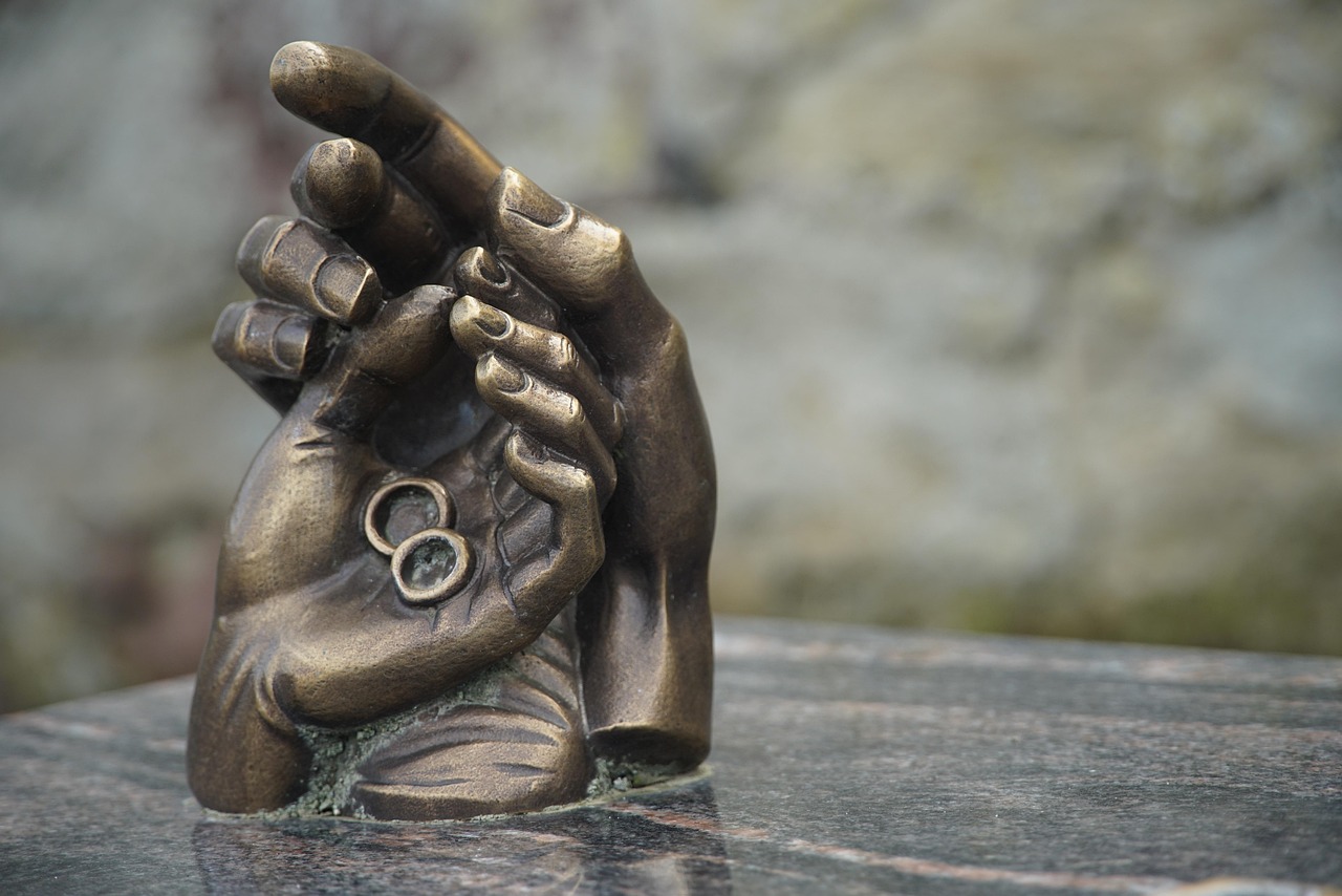 Illustrazione che rappresenta il passaggio di beni e diritti dopo un decesso in relazione alla pensione.