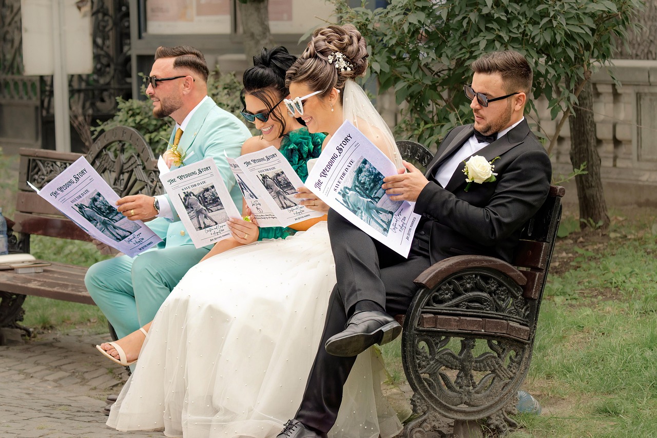 Immagine di un concorrente di Affari Tuoi mentre sceglie una valigia sul palco del gioco.