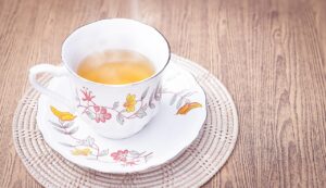 Tisana serale in tazza con erbe e ingredienti naturali per sgonfiare la pancia e pulire l'intestino.