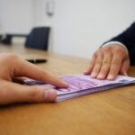 Assegno di accompagnamento 2025: requisiti e importo per la richiesta illustrati in un grafico informativo.