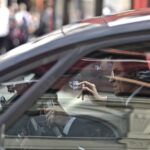 Uomo anziano controlla documenti per verificare esenzione bollo auto.