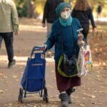 Nonni sorridenti con documenti, in attesa del bando per contributo affitto 2026.