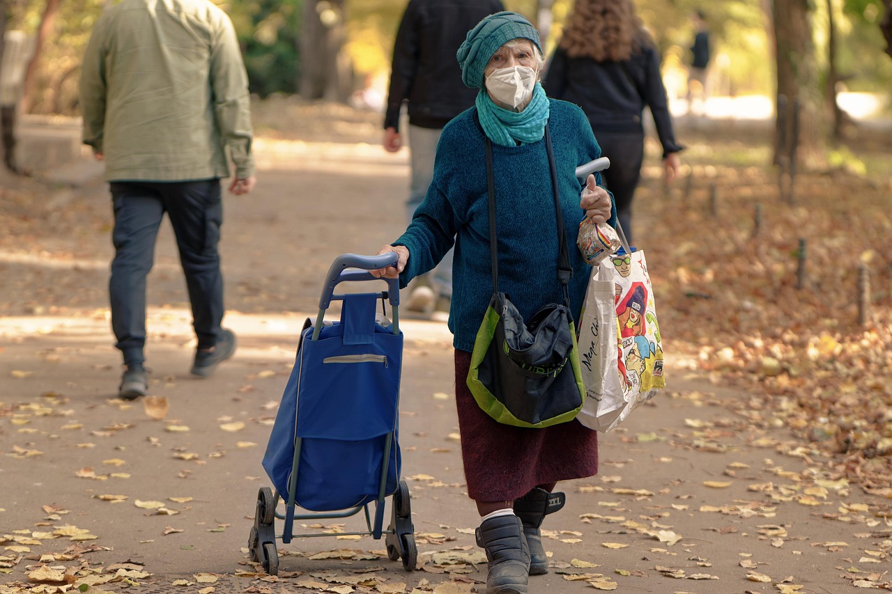 Donna anziana assistita in casa da un caregiver, simbolo del bonus di 850 euro per over 80 a febbraio.