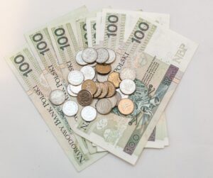 Pensionato che consulta la busta paga, evidenziando l'aumento dell'importo netto dal 2026.