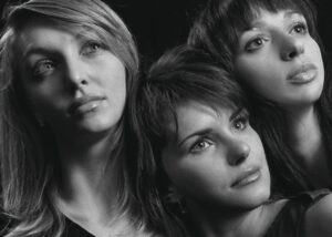 Giocatore di Affari Tuoi mentre apre una valigia, sorpresa e tensione in studio.