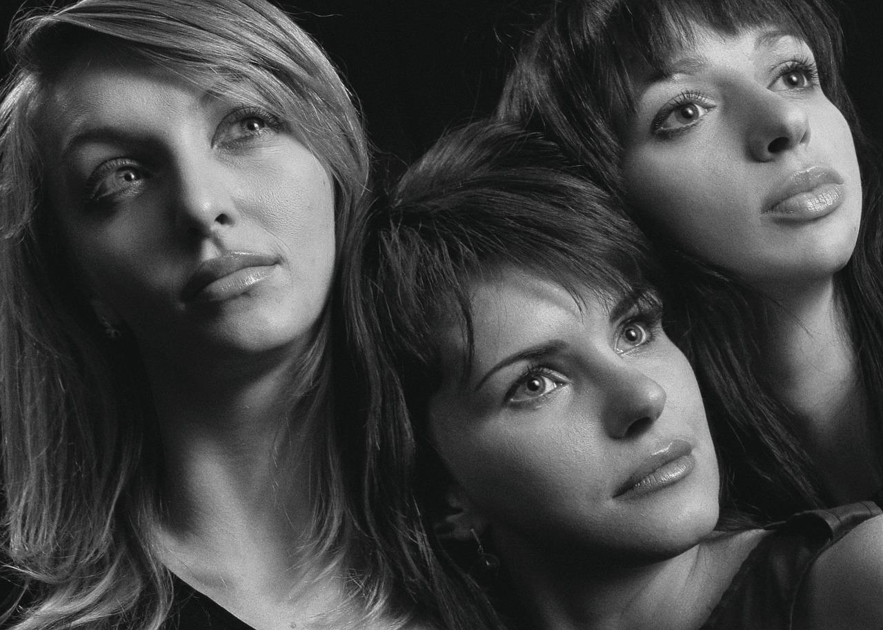 Giocatore di Affari Tuoi mentre apre una valigia, sorpresa e tensione in studio.