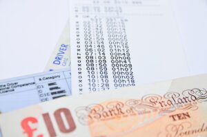 Uomo anziano felice che riceve informazioni sul bollo auto esente per la sua età.