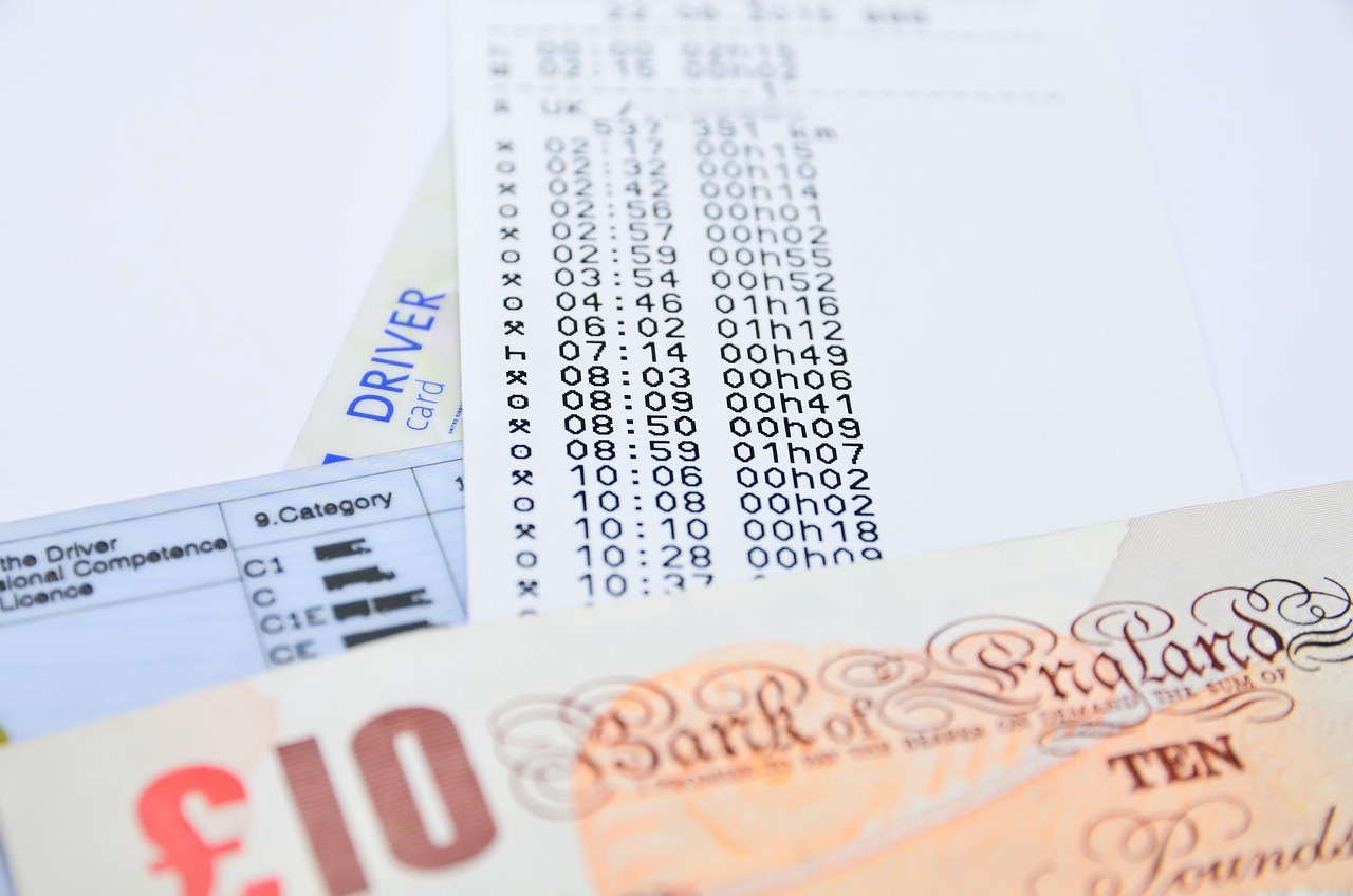 Uomo anziano felice che riceve informazioni sul bollo auto esente per la sua età.