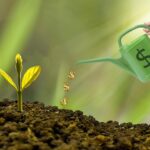 Immagine di una startup con team impegnato in una presentazione per attrarre investitori.