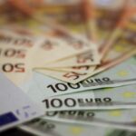 Immagine di un conto bancario con saldo oltre 10.000 euro, simbolo di nuove normative e rischi finanziari.