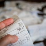 Immagine del biglietto vincente del Superenalotto con il jackpot record evidenziato.