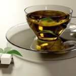 Tisana depurativa per il fegato in una tazza, circondata da ingredienti freschi e naturali.