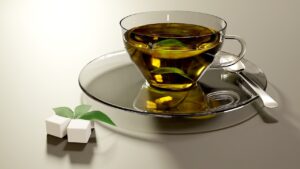 Tisana depurativa per il fegato in una tazza, circondata da ingredienti freschi e naturali.
