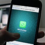 Guida visiva su come rimuovere Meta AI da WhatsApp con istruzioni dettagliate.