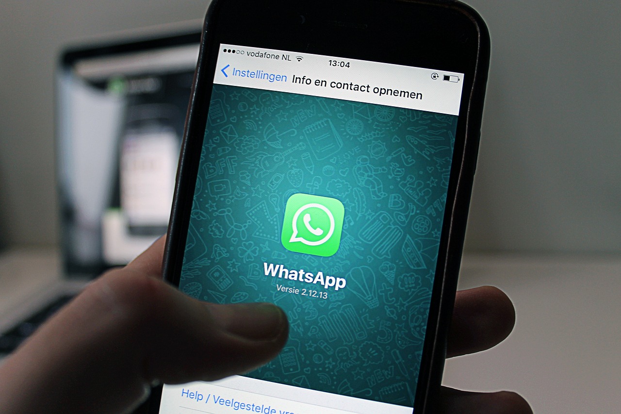 Guida visiva su come rimuovere Meta AI da WhatsApp con istruzioni dettagliate.
